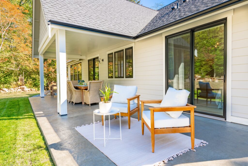 Picture of a garden patio with chairs 